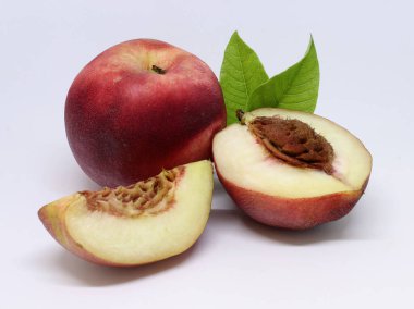 Nektarin beyaz arkaplanda izole edilmiş, dilimlere bölünmüş.