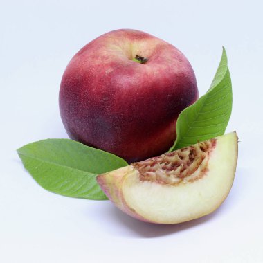 Nektarin beyaz arkaplanda izole edilmiş, dilimlere bölünmüş.