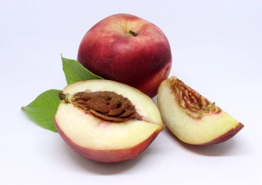 Nektarin beyaz arkaplanda izole edilmiş, dilimlere bölünmüş.