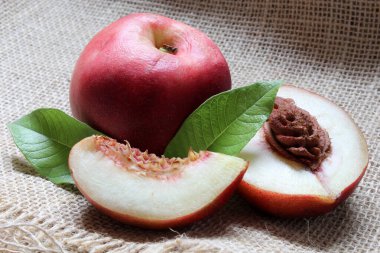 Nektarin, kırsal bir arkaplanda dilimlere bölünmüş.