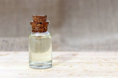 Doğal yağlı cam şişe.