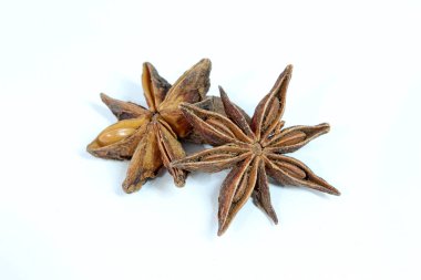 Beyaz arka planda yıldız anasonu izole edildi. Çay ve aşılarda kullanılıyor.