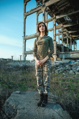 Harabehalindeki yalnız kız. Kıyamet kadın portresi.