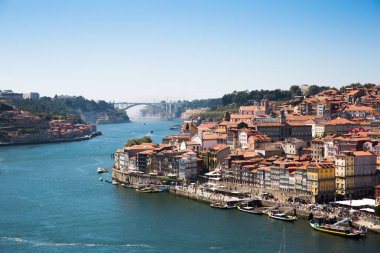 Portekiz, Porto, şehir ve tekne görünümü aşağı yüzer r