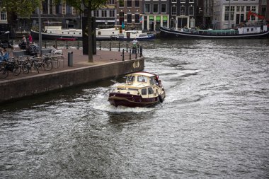 Amsterdam nehri üzerinde tekne 