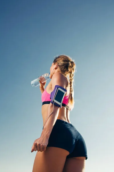 Vista Ángulo Bajo Deportista Auriculares Con Teléfono Inteligente Caja Del — Foto de Stock