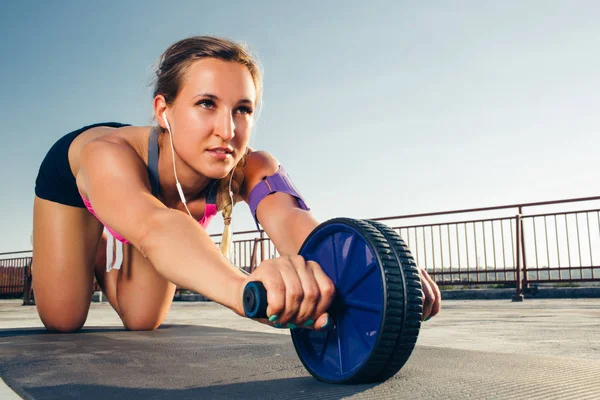 Unga Idrottskvinna Hörlurar Med Smartphone Rinnande Armbindel Fall Gör Övning — Stockfoto