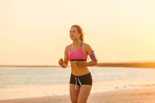 Corredora Femenina Auriculares Con Smartphone Estuche Brazalete Corriendo Playa Con —  Fotos de Stock