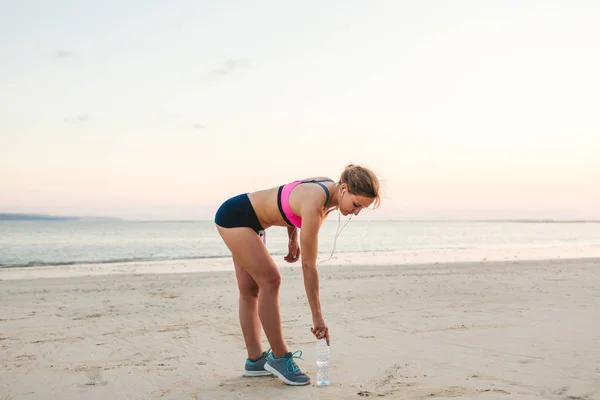 케이스 따기에 해변에 스마트폰 이어폰에 Sportswoman — 무료 스톡 포토