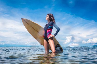 dalış elbisesi içinde çekici sporcumuz sörf ayakta Okyanusu Nusa dua Beach, Bali, Endonezya ile yan görünüm