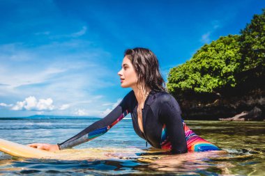 dalış elbisesi içinde güzel sporcumuz yan görünüm üzerinde sörf tahtası Okyanusu Nusa dua Beach, Bali, Endonezya