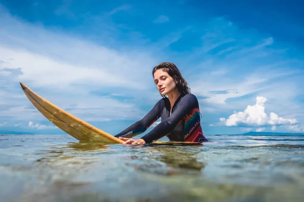 Portré Fiatal Sportoló Ruha Szörfözés Fedélzetén Óceán Nusa Dua Beach — Stock Fotó