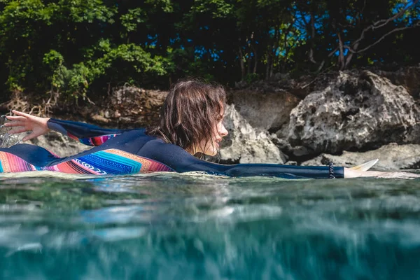 Vedere Laterală Tinerilor Sportivi Costum Umat Placa Surfing Ocean Nusa — Fotografie de stoc gratuită