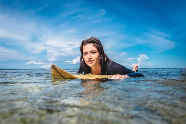 Portret Młodego Sportsmenki Kombinezon Pokładzie Surfingu Oceanu Przy Plaży Nusa — Zdjęcie stockowe