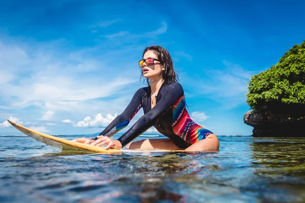 Sportswoman Wetsuit Sunglasses Surfing Board Ocean Nusa Dua Beach Bali — Stock Photo, Image