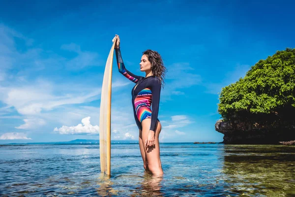 Sidovy Vacker Kvinna Våtdräkt Med Surfbräda Poserar Havet Nusa Dua — Stockfoto
