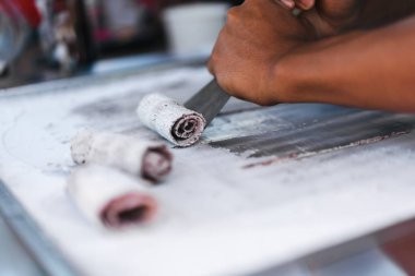 geleneksel tatlı tatlı yemek insanın kısmi görünümü