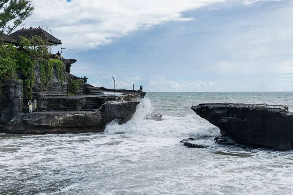 Malowniczy Widok Świątyni Tanah Lot Ocean Pochmurnego Nieba Bali Indonezja — Darmowe zdjęcie stockowe