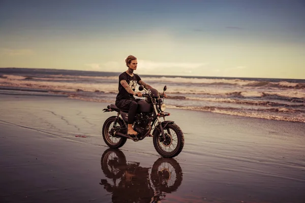 Guapo Ciclista Tatuado Montar Moto Playa Del Océano Durante Las — Foto de Stock