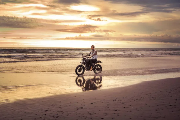 Getatoeëerde Biker Rijden Motorfiets Oceaan Strand Tijdens Zonsondergang — Stockfoto