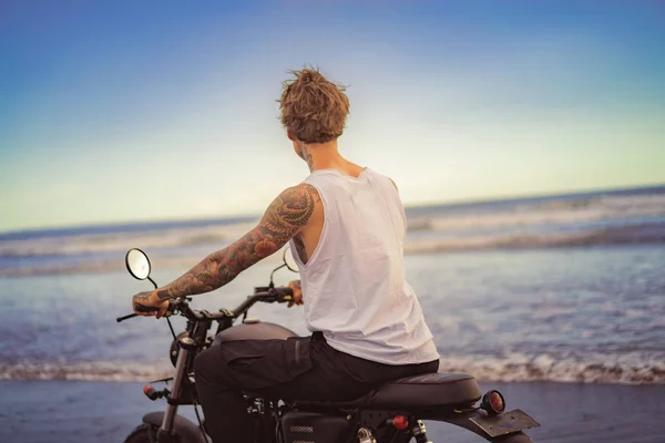 Rückansicht Des Tätowierten Motorradfahrers Strand Des Ozeans — kostenloses Stockfoto