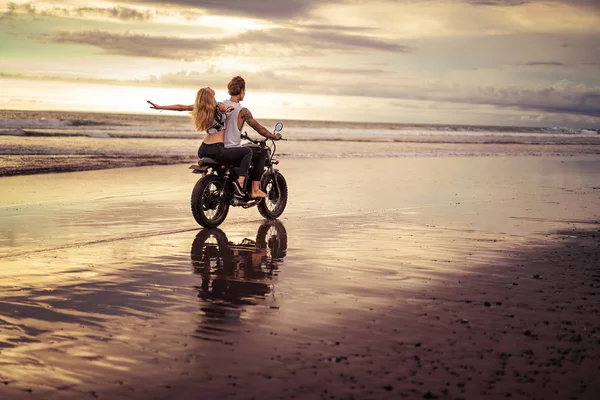 Novia Con Los Brazos Abiertos Sentado Motocicleta Después Novio Playa —  Fotos de Stock