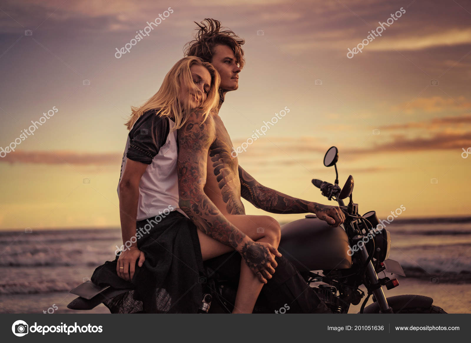バイクに乗る人写真素材 ロイヤリティフリーバイクに乗る人画像 Depositphotos