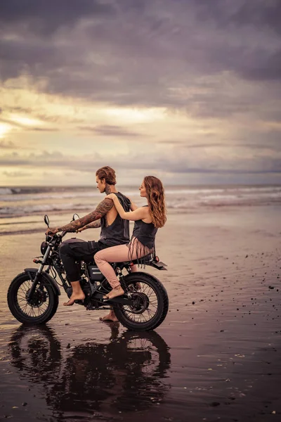 Вид Сбоку Пары Сидящей Мотоцикле Пляже Время Восхода Солнца — Бесплатное стоковое фото
