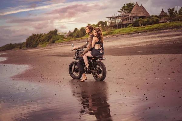 Namorado Namorada Sentado Motocicleta Praia Durante Nascer Sol — Fotografia de Stock