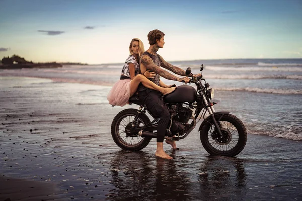 Vedere Laterală Cuplului Îmbrățișare Motocicletă Plaja Oceanului — Fotografie, imagine de stoc