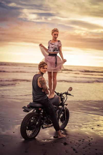 Happy Girlfriend Standing Motorcycle Boyfriend Ocean Beach — Stock Photo, Image