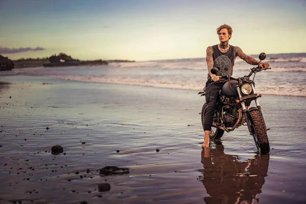 Tattooed Man Sitting Motorbike Ocean Beach Looking Away — Stock Photo, Image