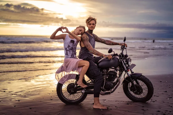 Novia Apoyándose Novio Motocicleta Mostrando Corazón Con Los Dedos Playa — Foto de Stock