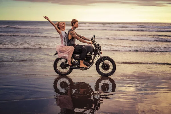 Mutlu Erkek Kız Arkadaşı Gündoğumu Sırasında Okyanus Plaj Üzerinde Motosiklet — Stok fotoğraf