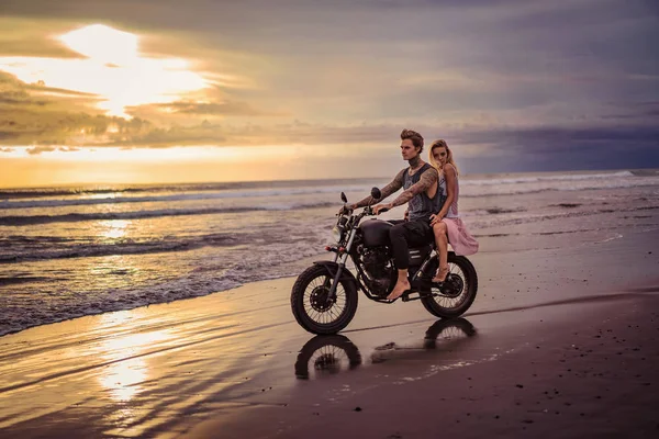 Хлопець Дівчина Сидить Мотоциклі Океанічному Пляжі Під Час Сходу Сонця — стокове фото