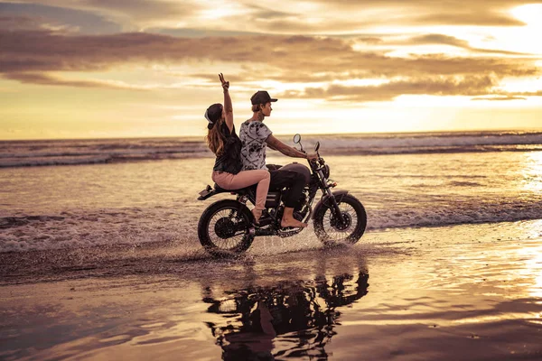 Vista Lateral Casal Andar Moto Juntos Praia Oceano Durante Nascer — Fotografia de Stock