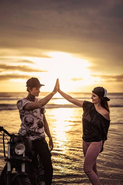 Boyfriend Girlfriend Giving High Five Motorcycle Ocean Beach Sunrise — Free Stock Photo