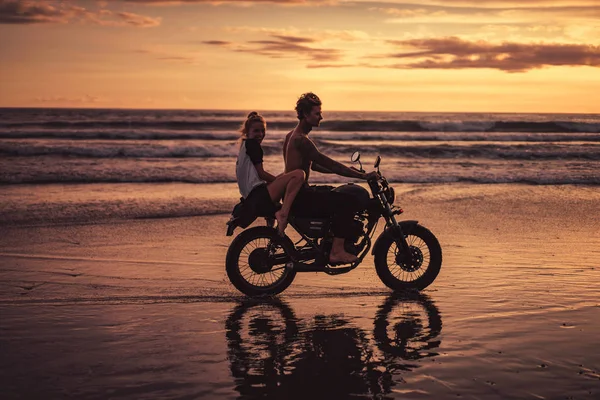 Couple Équitation Moto Sur Plage Océan — Photo