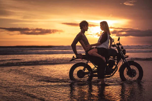 Namorada Tocando Namorado Sem Camisa Moto Praia Durante Pôr Sol — Fotografia de Stock