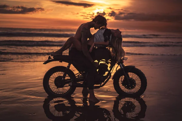 Sexy Casal Abraçando Moto Praia Durante Pôr Sol — Fotografia de Stock