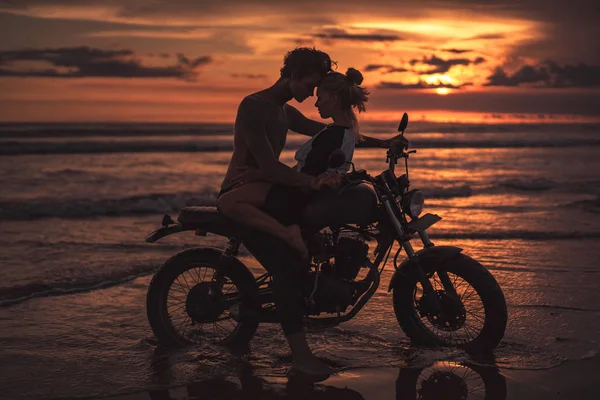 Cuplu Pasionat Îmbrățișarea Atingerea Frunți Motocicletă Plajă Timpul Apusului Soare — Fotografie, imagine de stoc