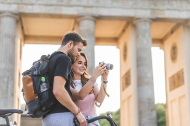 kadın gösteren fotoğraf makinesi erkek Pariser Platz'a, Berlin, Almanya için düşük açılı görünümü 