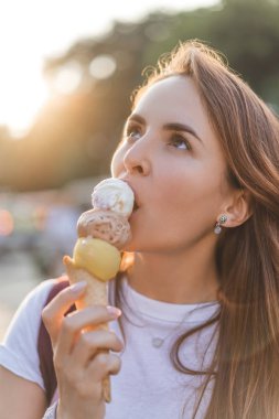 seçici odak olan dondurma yeme genç çekici kadın