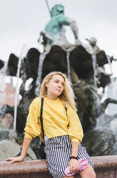 Genç Kadın Uzak Neptunbrunne Berlin Almanya Önünde Arıyor — Stok fotoğraf