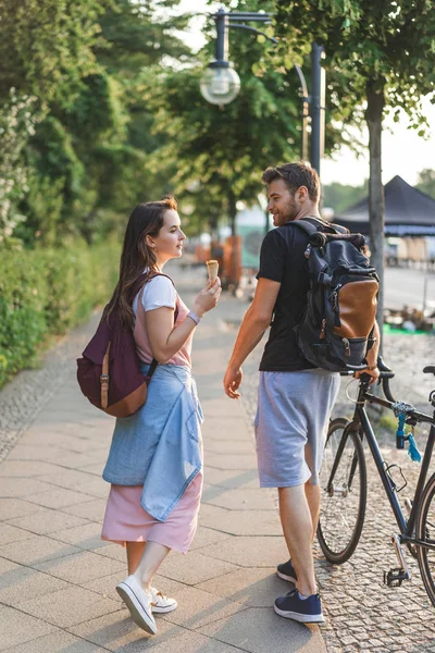 Joven Con Bicicleta Caminando Cerca Novia Mientras Ella Come Helado — Foto de Stock