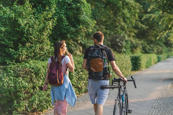 Dikiz Dondurma Sevgilisi Bisiklet Street Ile Yakın Yürüme Sırasında Yemek — Ücretsiz Stok Fotoğraf