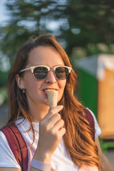 Улыбающаяся Молодая Женщина Солнечных Очках Ест Мороженое — Бесплатное стоковое фото