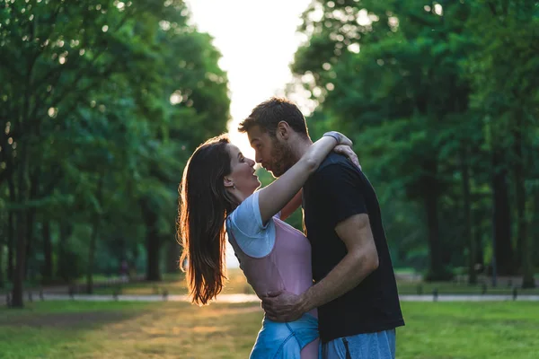 Vista Lateral Jovem Casal Abraçando Uns Aos Outros Divertindo Prado — Fotografia de Stock