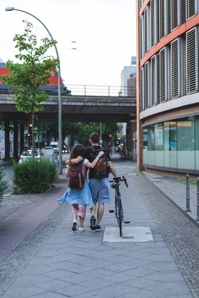 Vista Trasera Par Turistas Con Mochilas Bicicleta Pie Calle Berlín — Foto de stock gratis