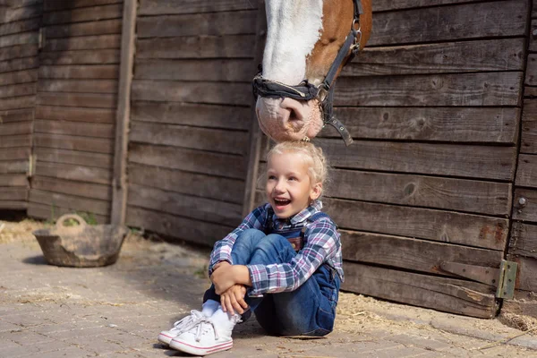 Gelukkig Kind Zittend Grond Paard Aanraken Haar Haren Boerderij — Stockfoto